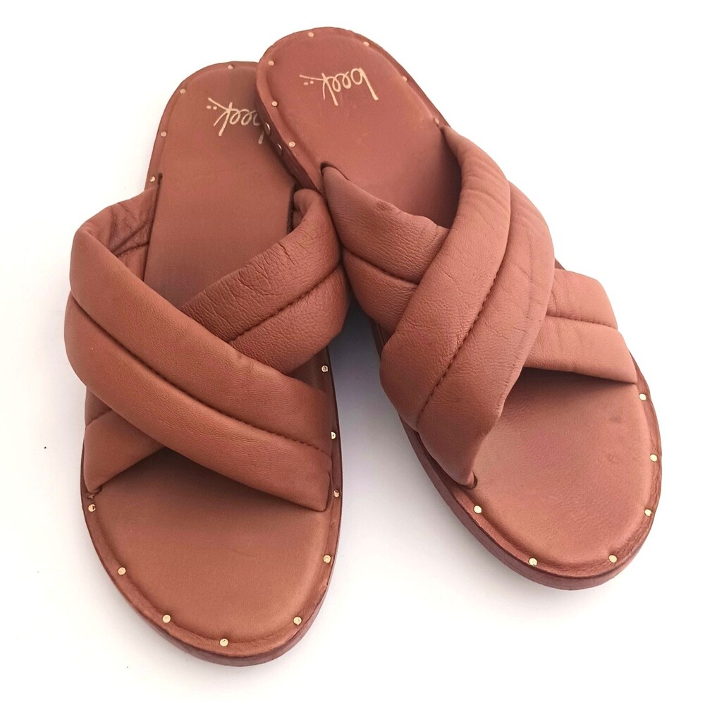 Beek Dovetail sandals. Tan.